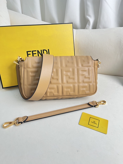 フェンディバッグ側面デザイン